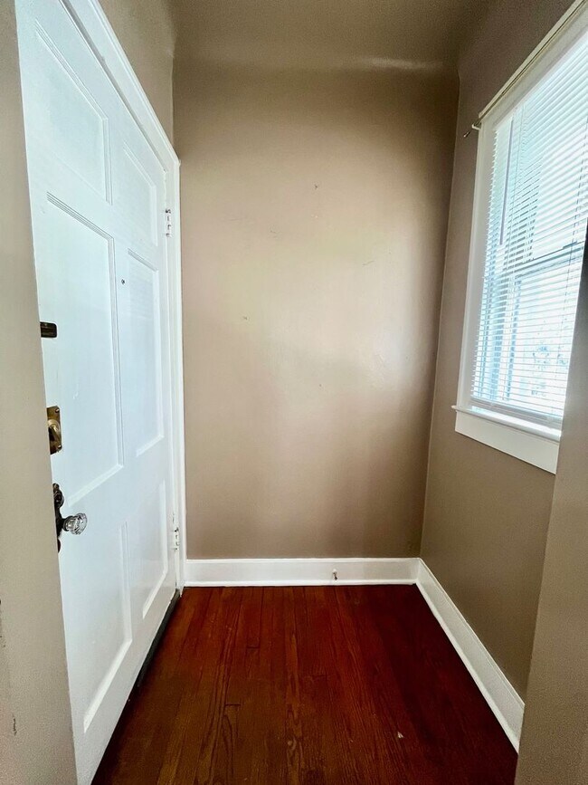 Building Photo - 424 E Ashby Pl