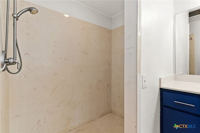 Building Photo - 204 Oak St