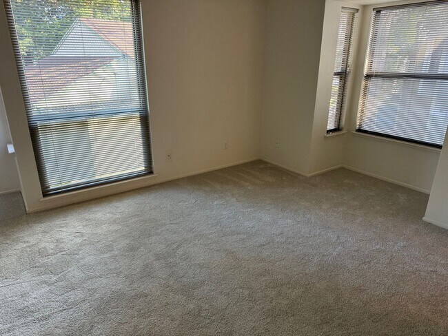 Building Photo - Gorgeous South Natomas Condo