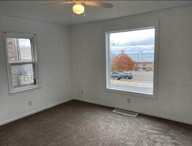 Building Photo - 627 E 5th St