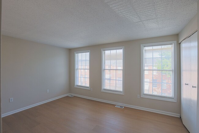 Building Photo - JUST RENOVATED Huge 3 bedroom 3 bathroom t...