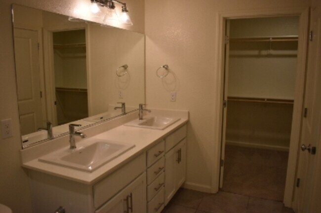 Building Photo - 624 Suzanne Dr