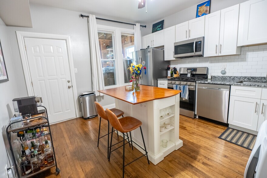 Building Photo - 3850 W Diversey Ave