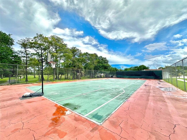Building Photo - 8051 S Colony Cir
