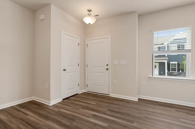 Building Photo - Cozy Townhome with 2 car garage!