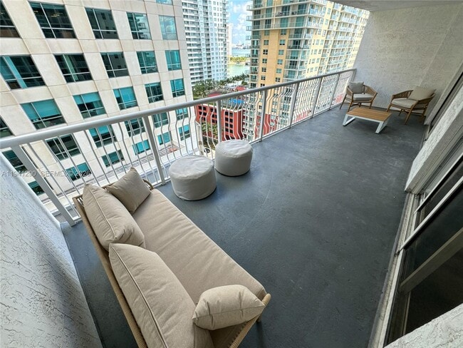 Building Photo - 1200 Brickell Bay Dr