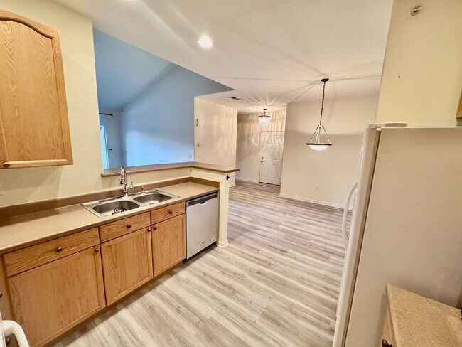 Building Photo - SW Littleton Top Floor Condo with Mountain Views!