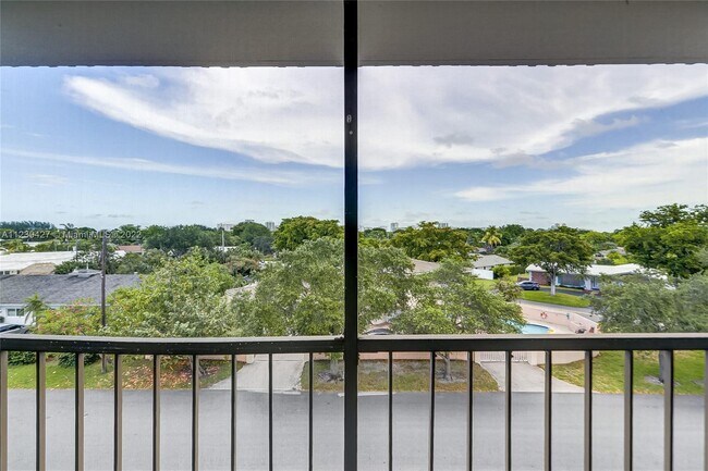 Building Photo - 4501 NE 21st Ave