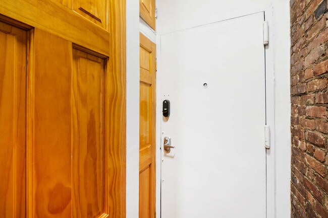 Building Photo - 240 E 26th St