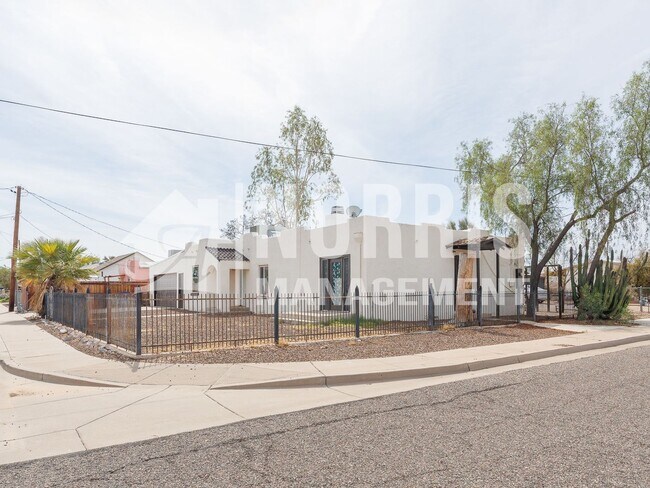 Building Photo - 225 E Aguilar St