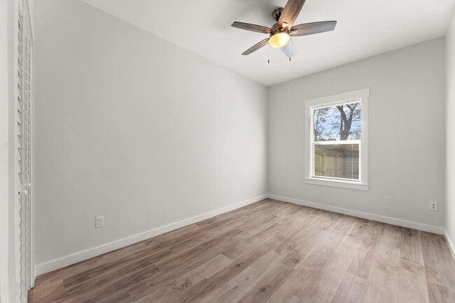 Building Photo - 2566 Oak St