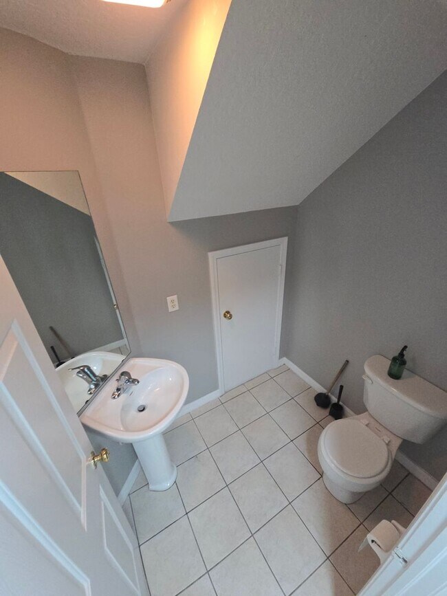 Building Photo - 3/3 Townhome In Valrico