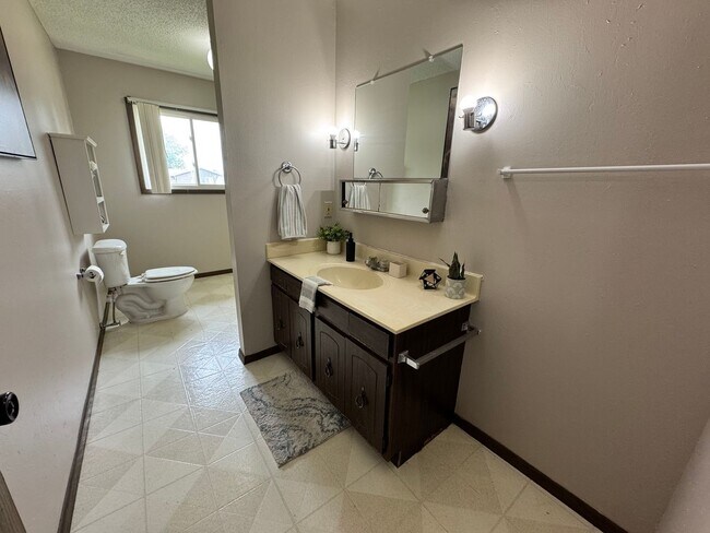Building Photo - 3 bed, 1.5 bath duplex for rent in Cedar Falls
