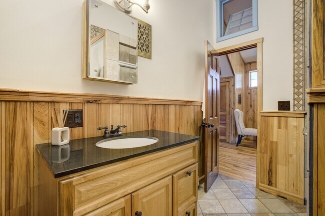 Building Photo - 515 W San Miguel St