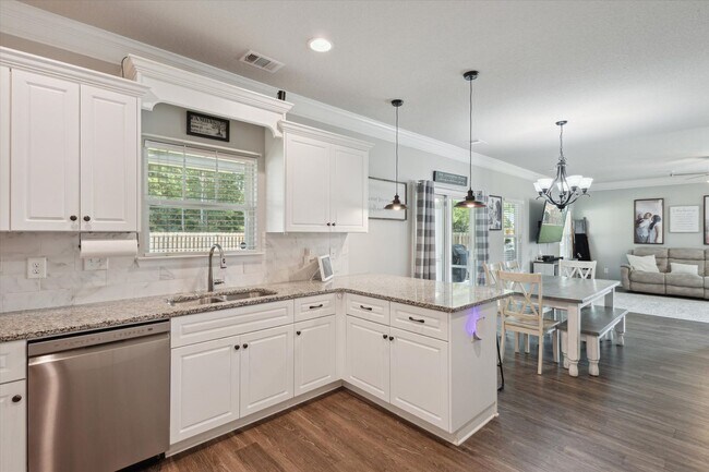 Building Photo - Spacious 4BR Home with Screened Porch & Fenced Yard in Effingham