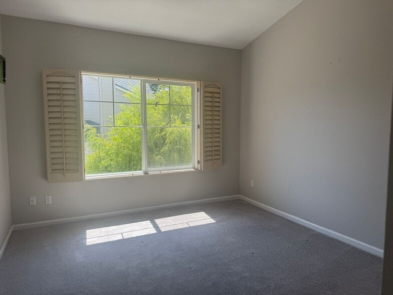Building Photo - 3162 Golden Crest Common