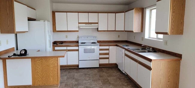 Building Photo - Great Duplex in SW Redmond