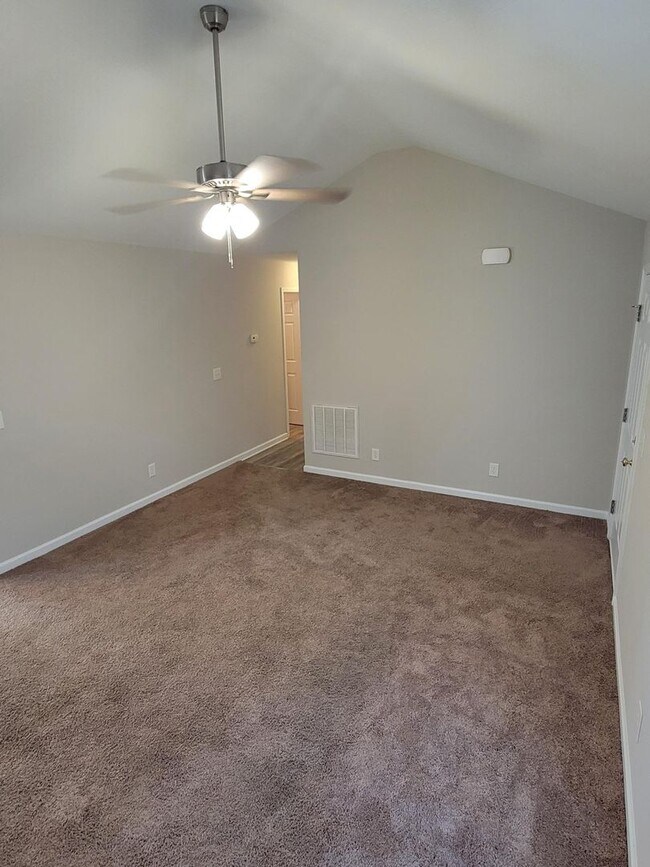 Building Photo - Beautiful three bedroom two bathroom house...