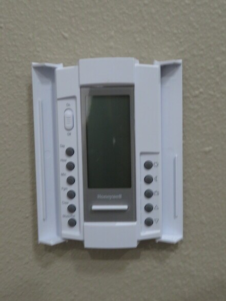 Thermostat - 1612 Blocki Ct