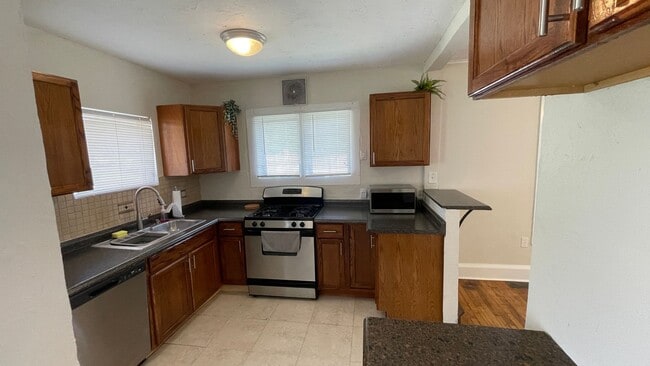 Building Photo - Unfurnished Annual Rental Available