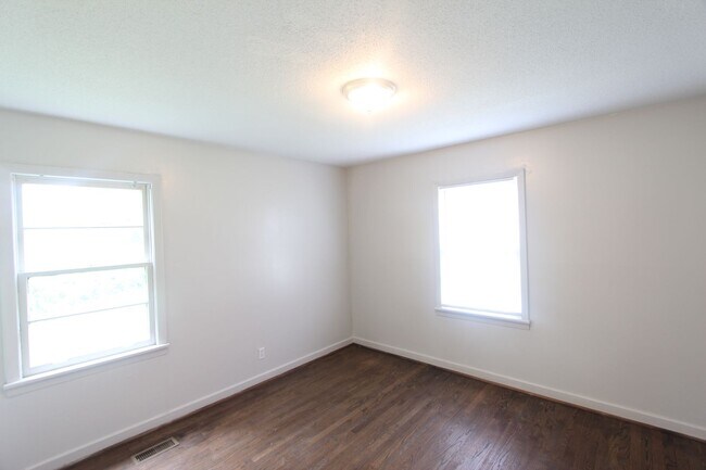Building Photo - New On The Market! Totally Renovated! Chec...