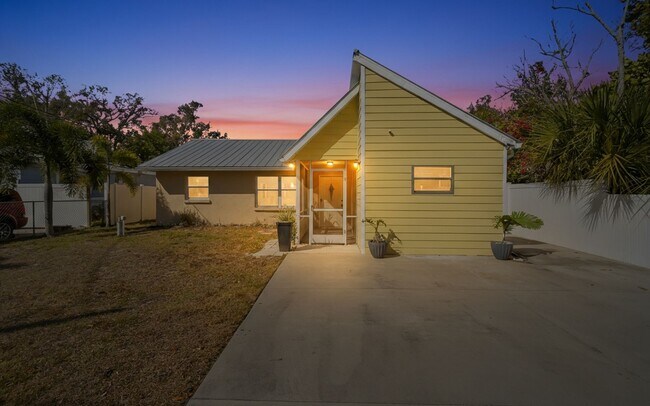 Building Photo - Charming Sarasota Retreat –4-Bedroom/3-Bathroom Modern Pool Home Near Everything!