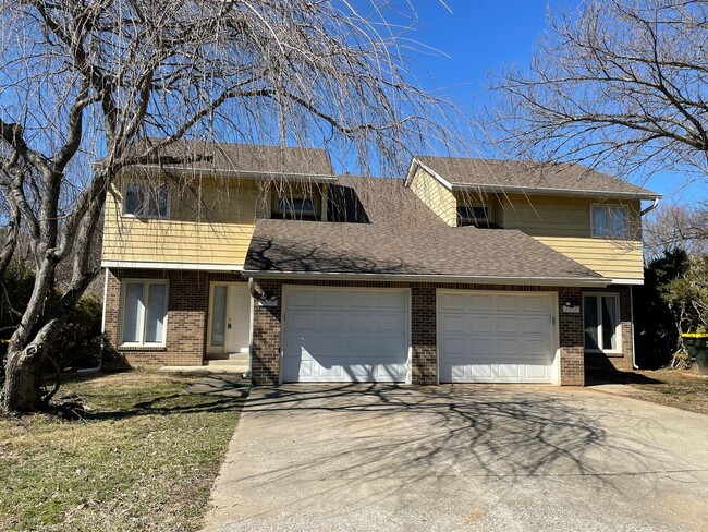 Primary Photo - Spacious 2 Bedroom 1.5 Bath East End Duplex