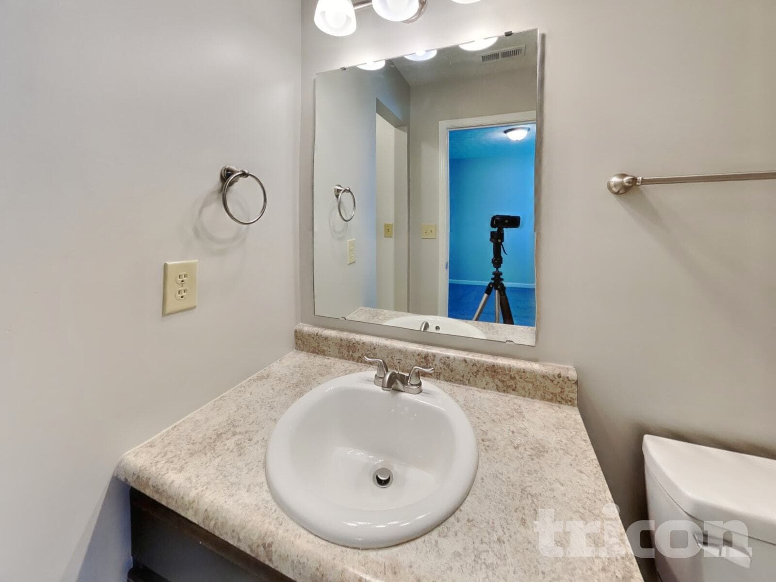 Building Photo - 1806 12 Oaks Dr