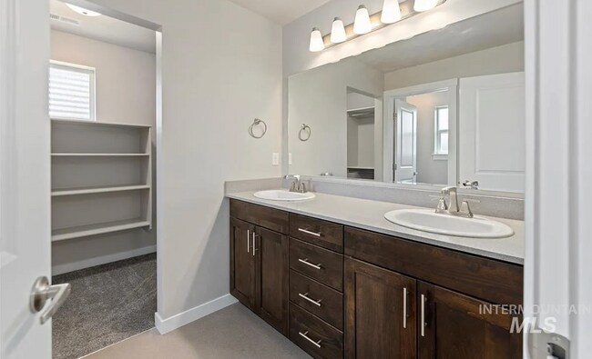 Building Photo - Stunning 4-Bedroom Home with Privacy & Low-Maintenance Living in Verado