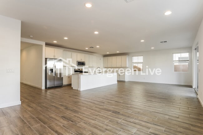 Building Photo - 10134 E Ulysses Ave