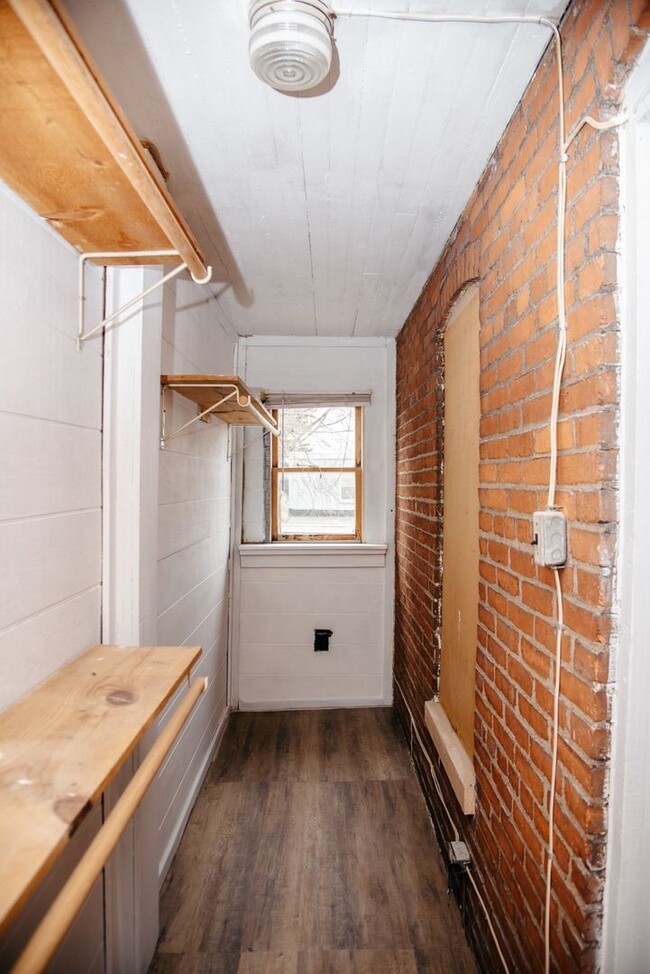 Building Photo - 154 S 8th St