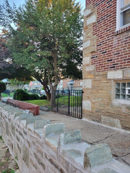 Building Photo - 215 E Walnut Park Dr