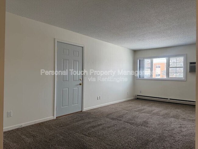 Building Photo - 912-18 1/2 18 1/2 St S