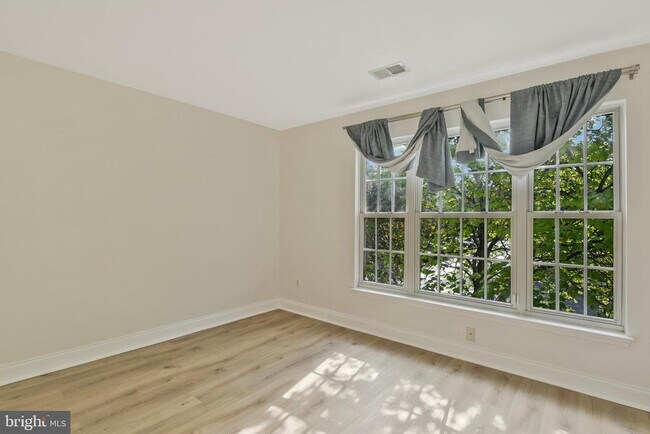 Building Photo - 8872 Stable Forest Pl