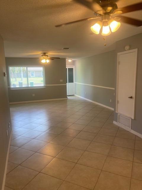 Building Photo - 371 SW Lakehurst Dr