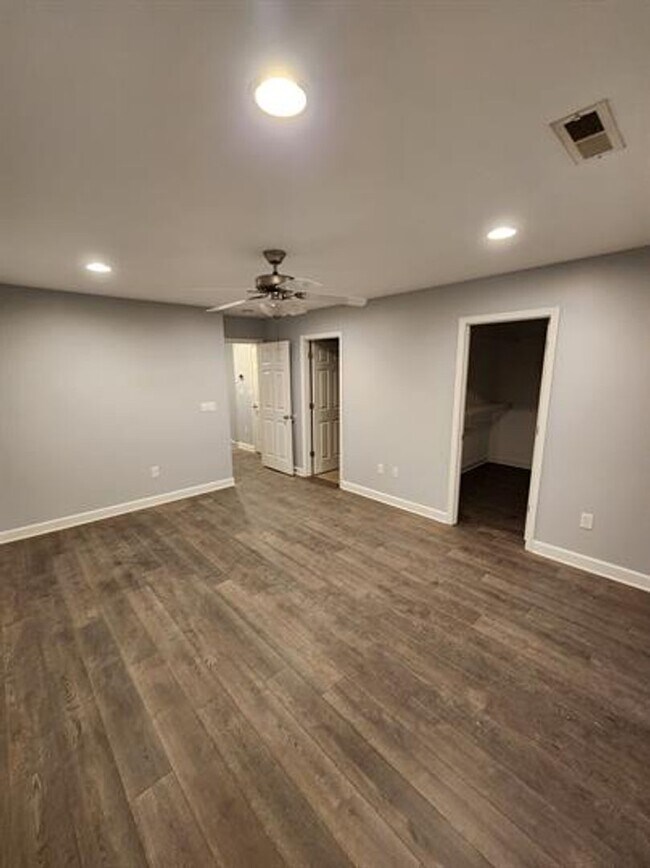 Building Photo - Spacious 3/2.5 Located Near Downtown Greenville!