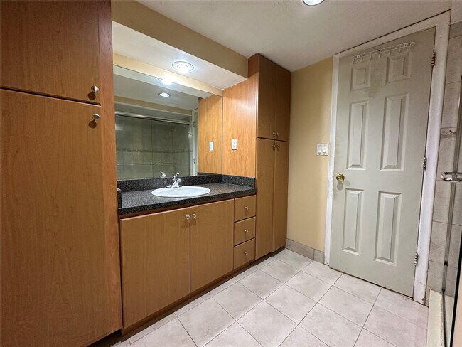 Building Photo - 6630 Racquet Club Dr