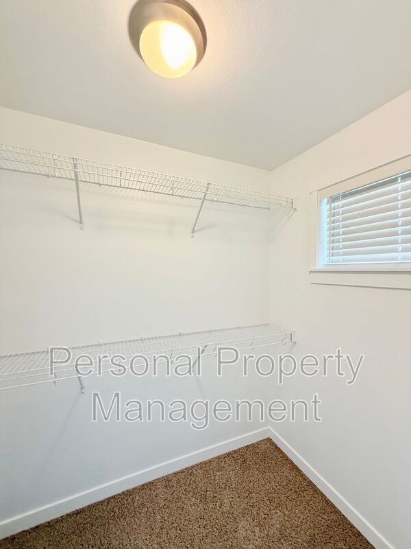 Building Photo - 417 NE Repass Rd