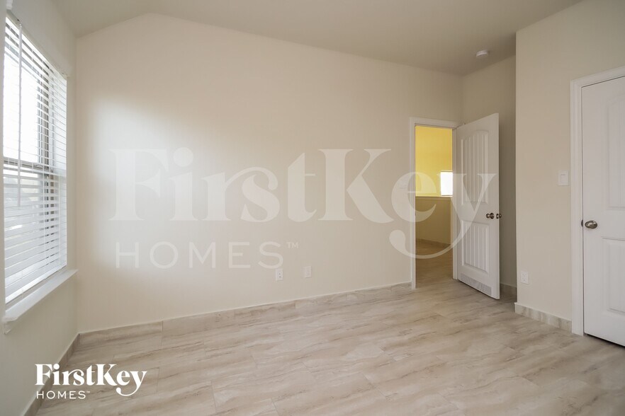 Building Photo - 2826 Torrey Pines Dr