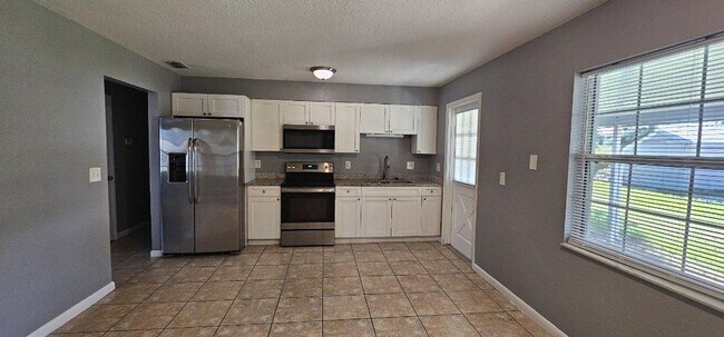 Building Photo - South Lakeland Rental!!