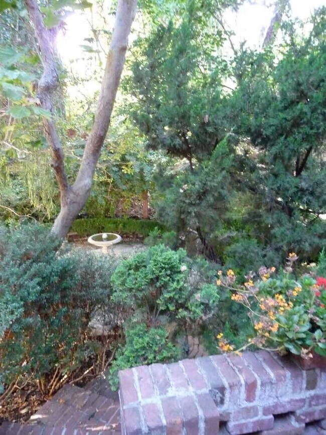 Building Photo - 2057 N Las Palmas Ave