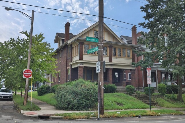 Building Photo - 2142 Summit St