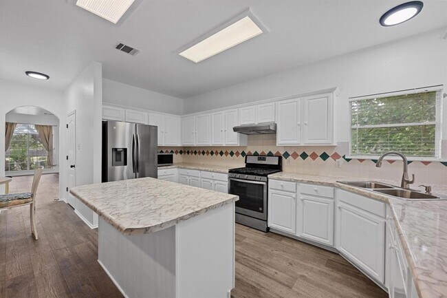 Building Photo - 4433 Chickasaw Ct