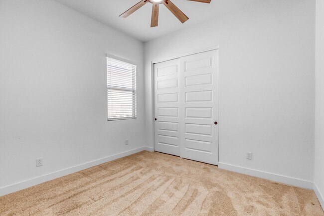 Building Photo - 8723 W Vista Ave