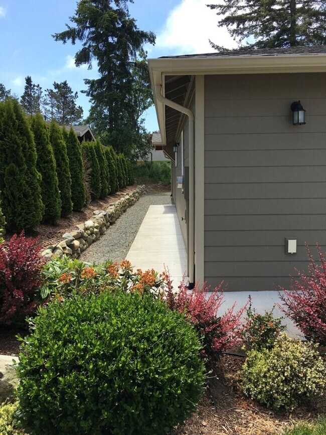 Building Photo - 1737 Stremler Dr