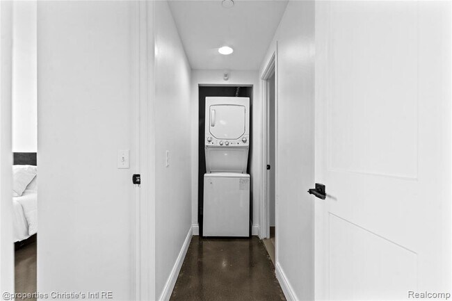 Building Photo - 3320 Spinnaker Ln