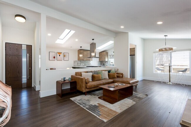 Building Photo - Contemporary Birdland Residence