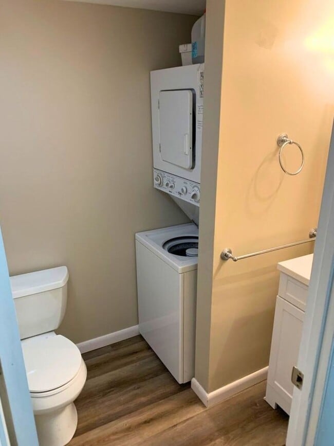 Building Photo - 2 Bedroom 1 Bathroom first floor Goshen Valley flat!