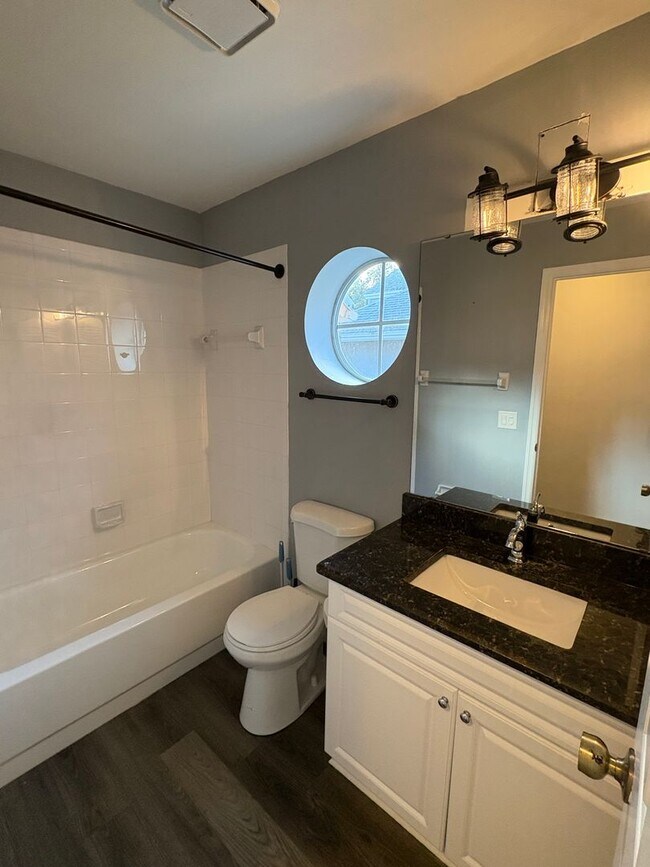 Building Photo - 3/2 with 2 car garage in great Vero Beach location!