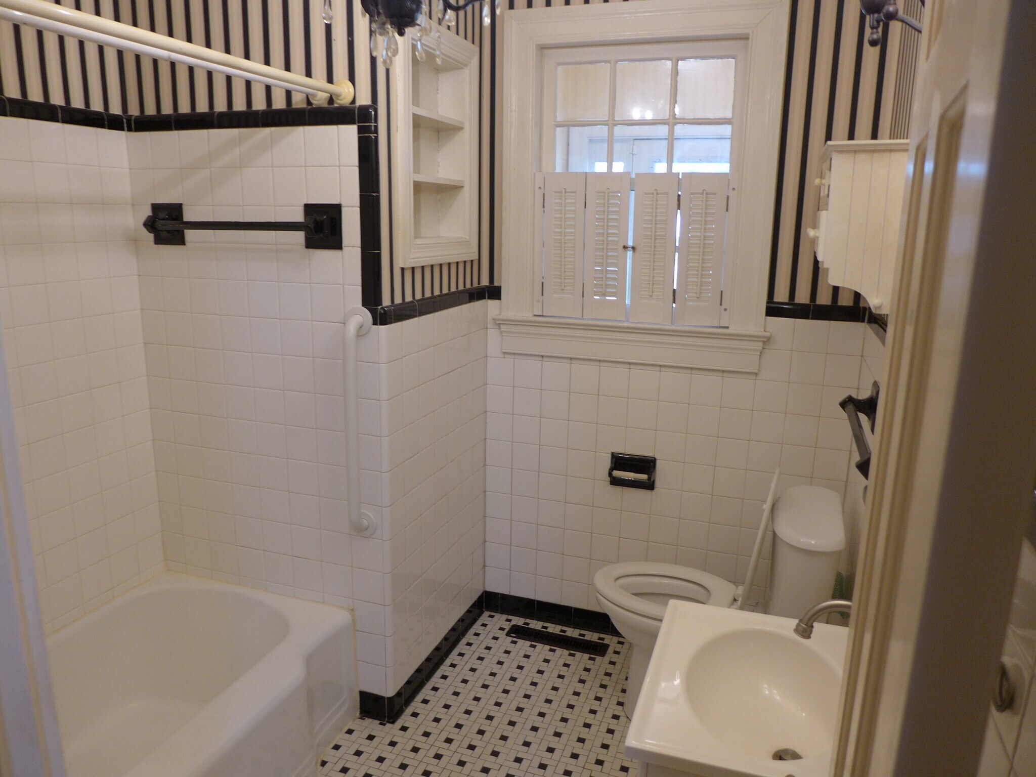 Building Photo - 1103 E Mulberry St